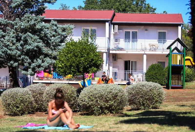 Ai Pini Medulin Resort Bagian luar foto