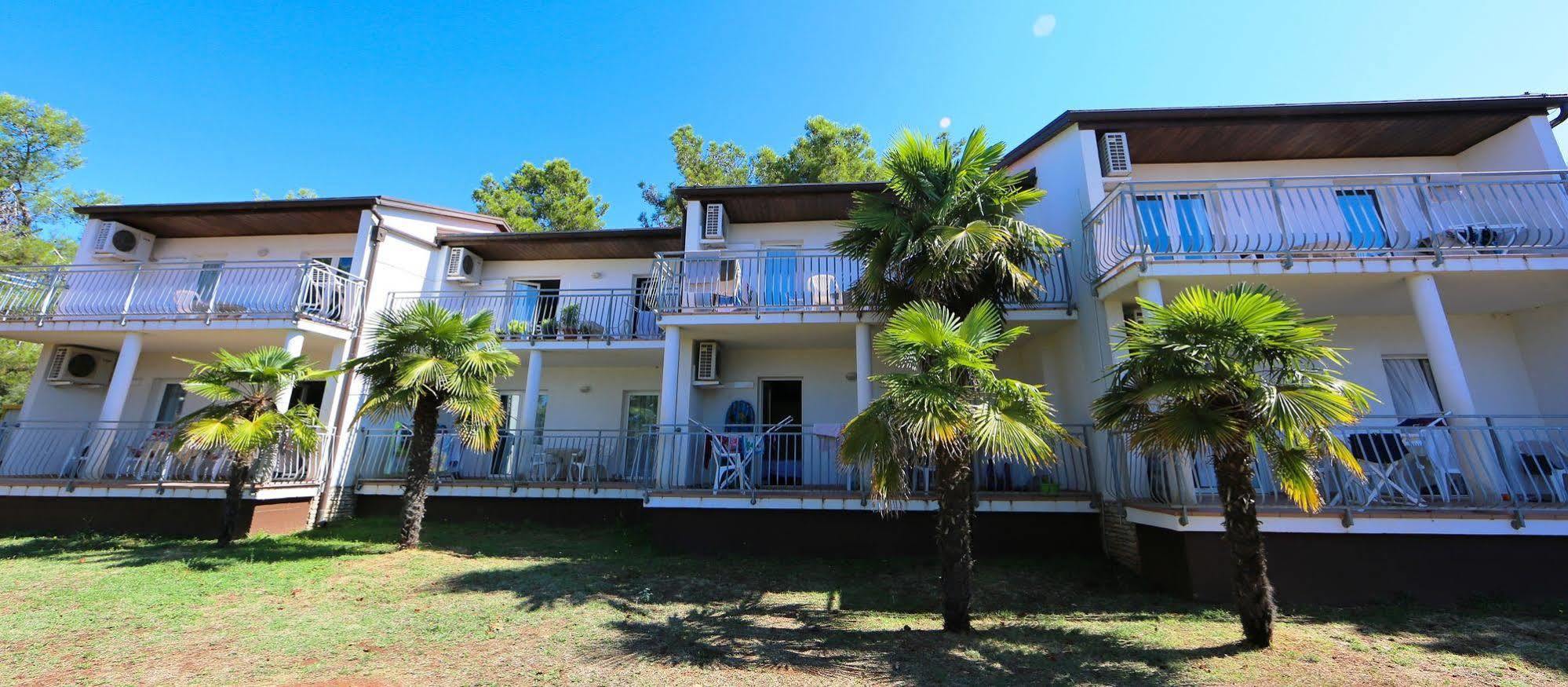 Ai Pini Medulin Resort Bagian luar foto